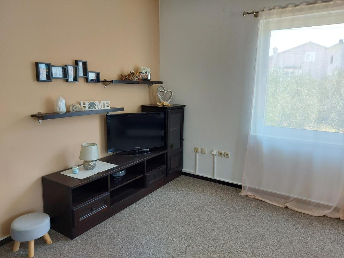 Apartman Larisa Apartment Kampor Екстериор снимка