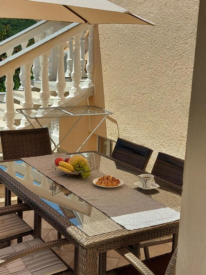 Apartman Larisa Apartment Kampor Екстериор снимка