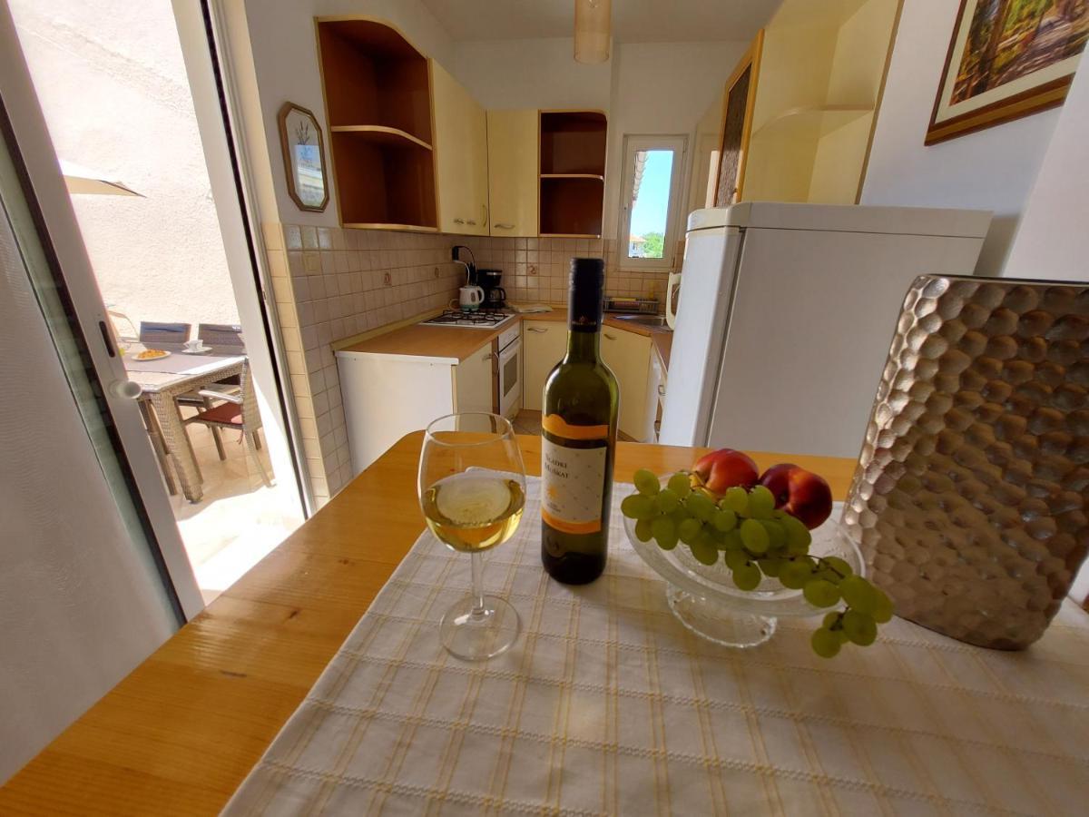 Apartman Larisa Apartment Kampor Екстериор снимка