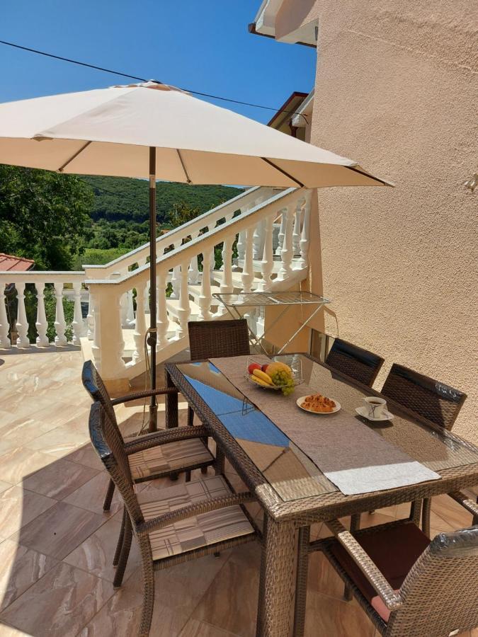 Apartman Larisa Apartment Kampor Екстериор снимка