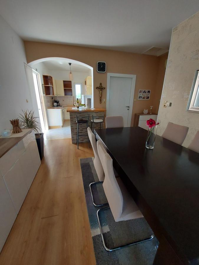 Apartman Larisa Apartment Kampor Екстериор снимка