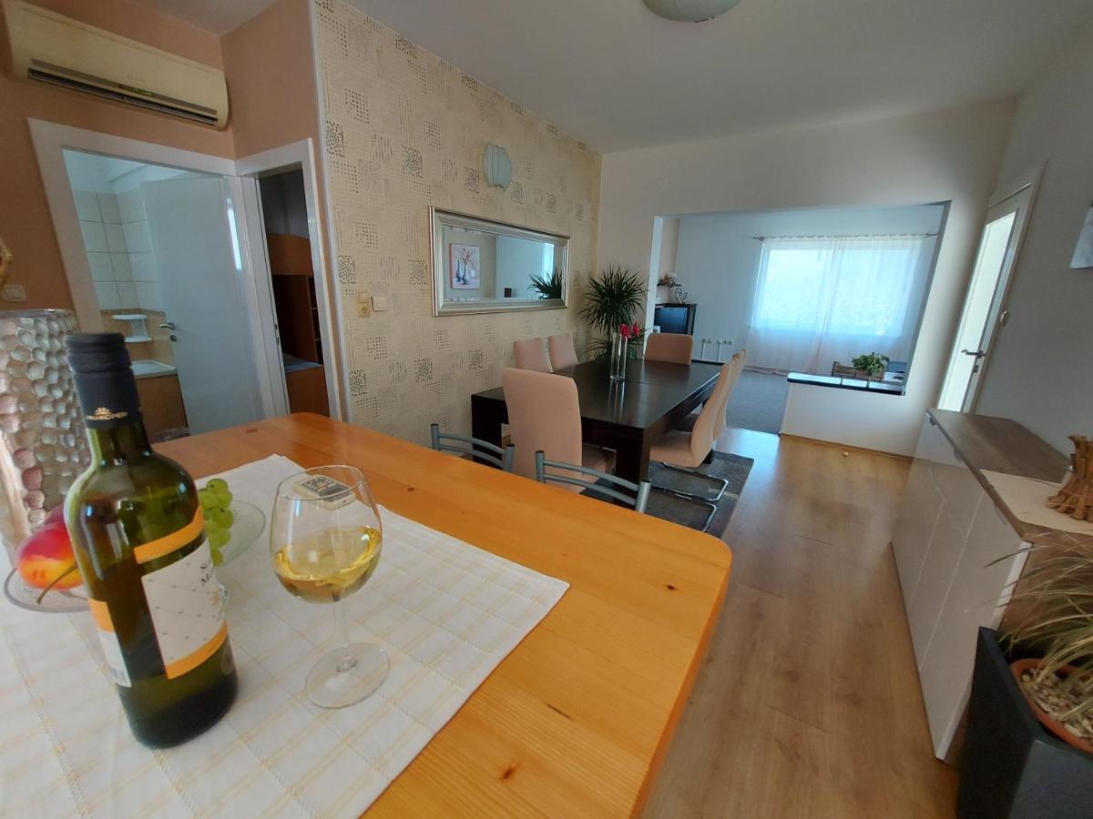 Apartman Larisa Apartment Kampor Екстериор снимка