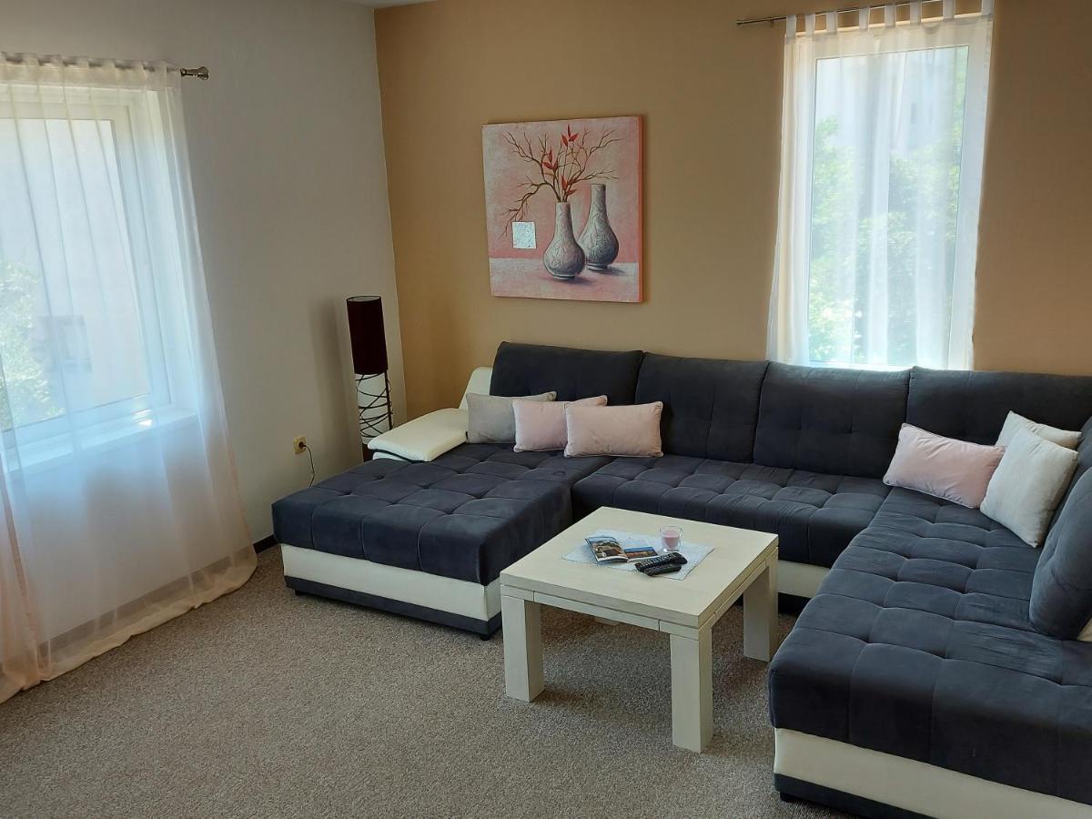 Apartman Larisa Apartment Kampor Екстериор снимка