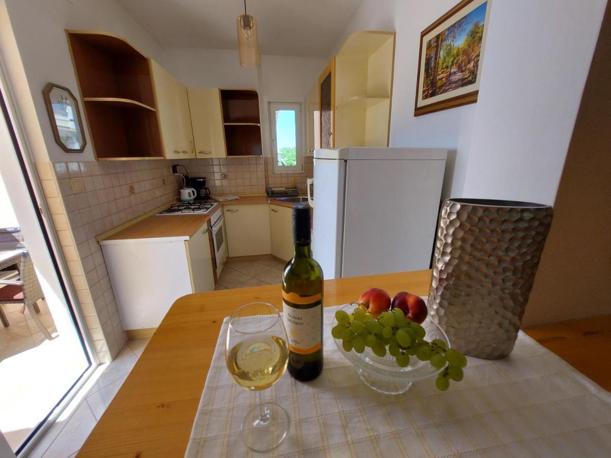 Apartman Larisa Apartment Kampor Екстериор снимка