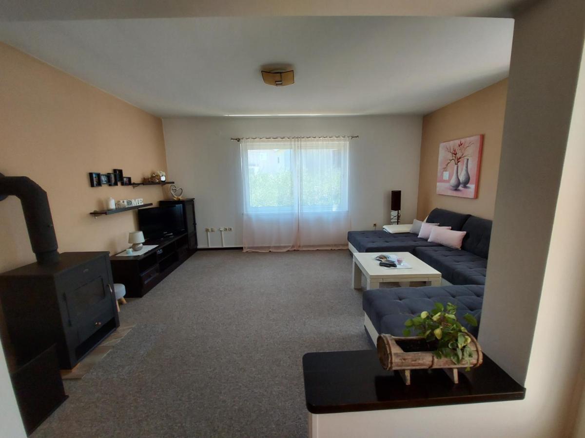Apartman Larisa Apartment Kampor Екстериор снимка