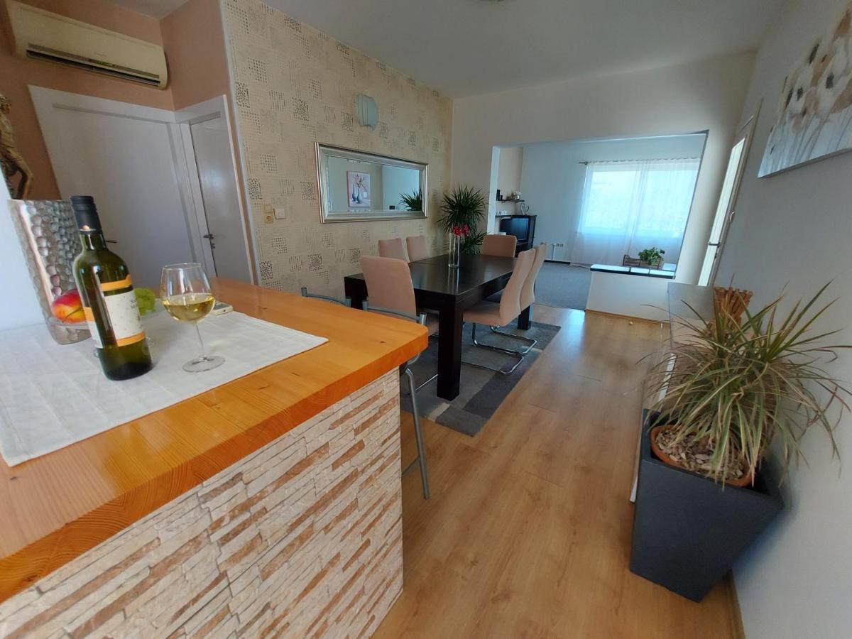 Apartman Larisa Apartment Kampor Екстериор снимка