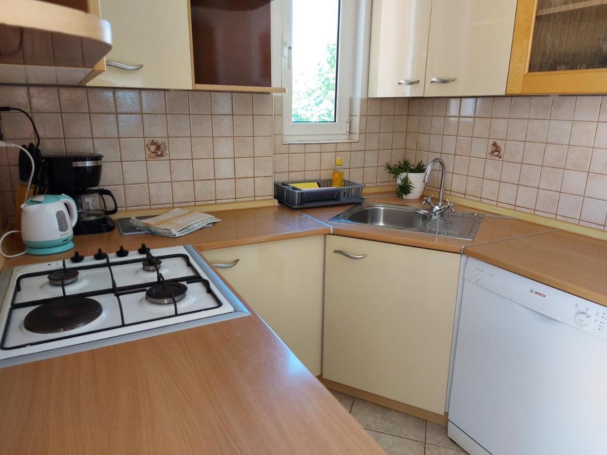 Apartman Larisa Apartment Kampor Екстериор снимка