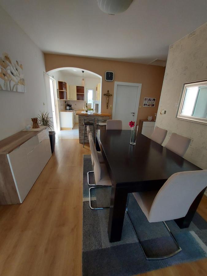 Apartman Larisa Apartment Kampor Екстериор снимка