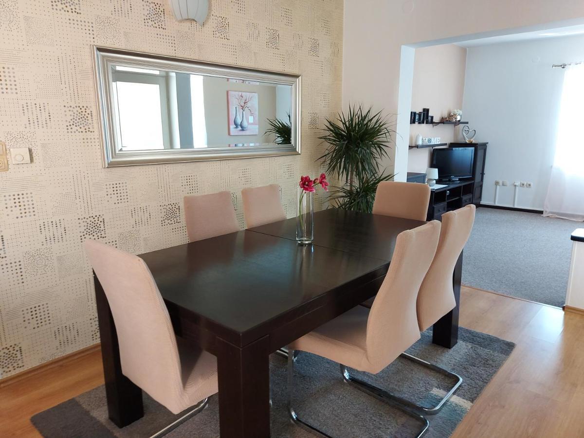 Apartman Larisa Apartment Kampor Екстериор снимка
