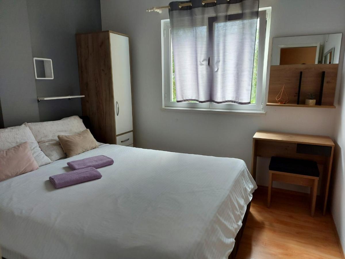 Apartman Larisa Apartment Kampor Екстериор снимка