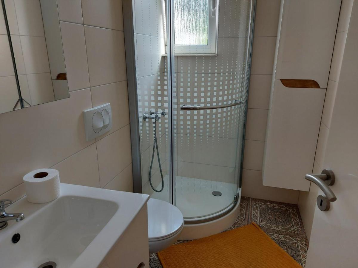 Apartman Larisa Apartment Kampor Екстериор снимка